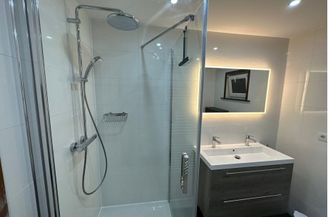 Gerenoveerde Badkamers in Villa Du Bois te Soy: Luxe en Duurzaamheid Hand in Hand